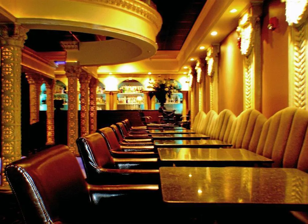 Red Lion Inn And Suites Victoria Saanich 3*,